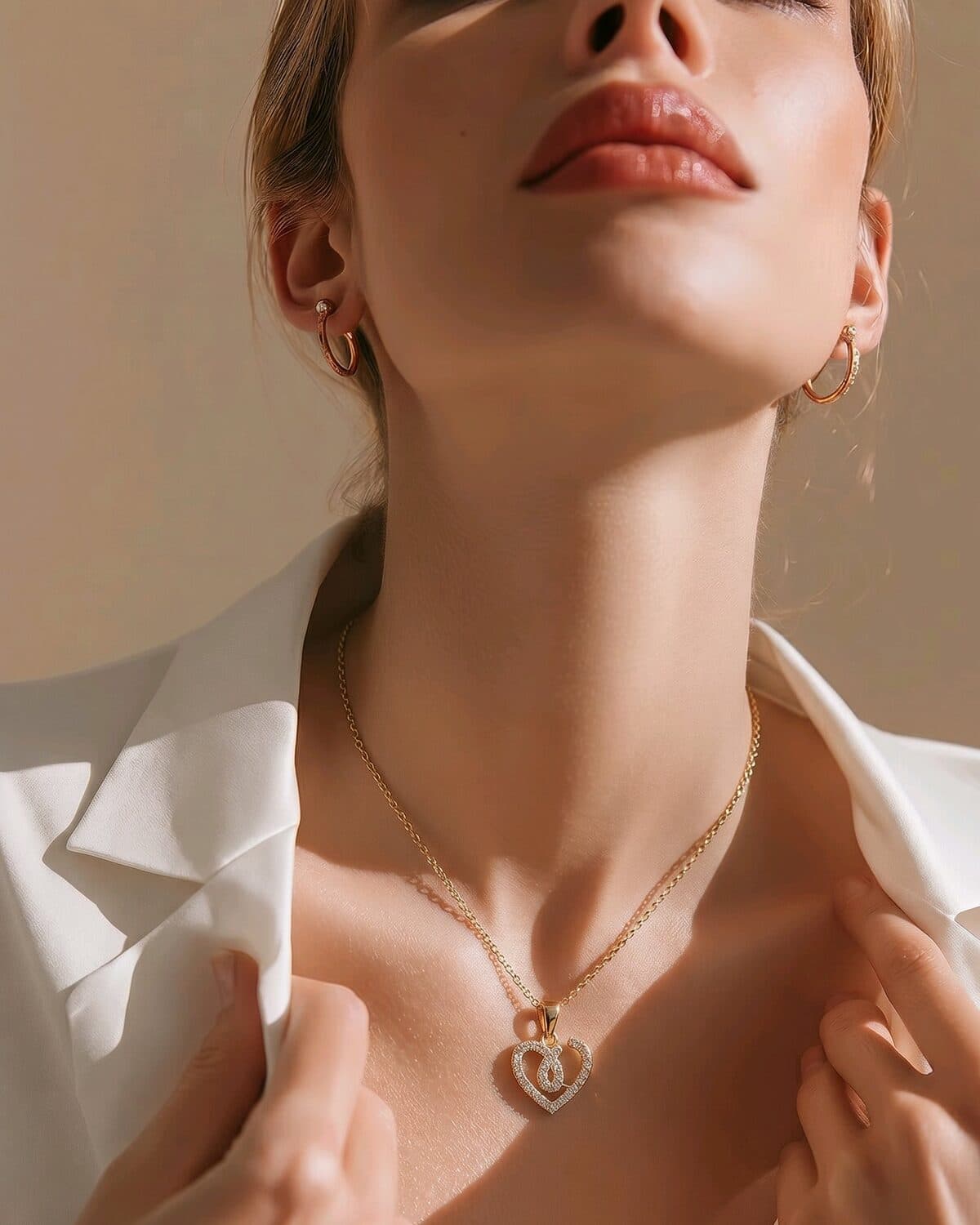 Goldfarbene Kette mit Anhänger, am Model getragen